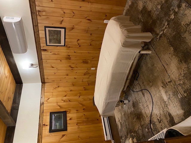 Salle de consultation avec table recouverte d’un drap clair et murs en bois